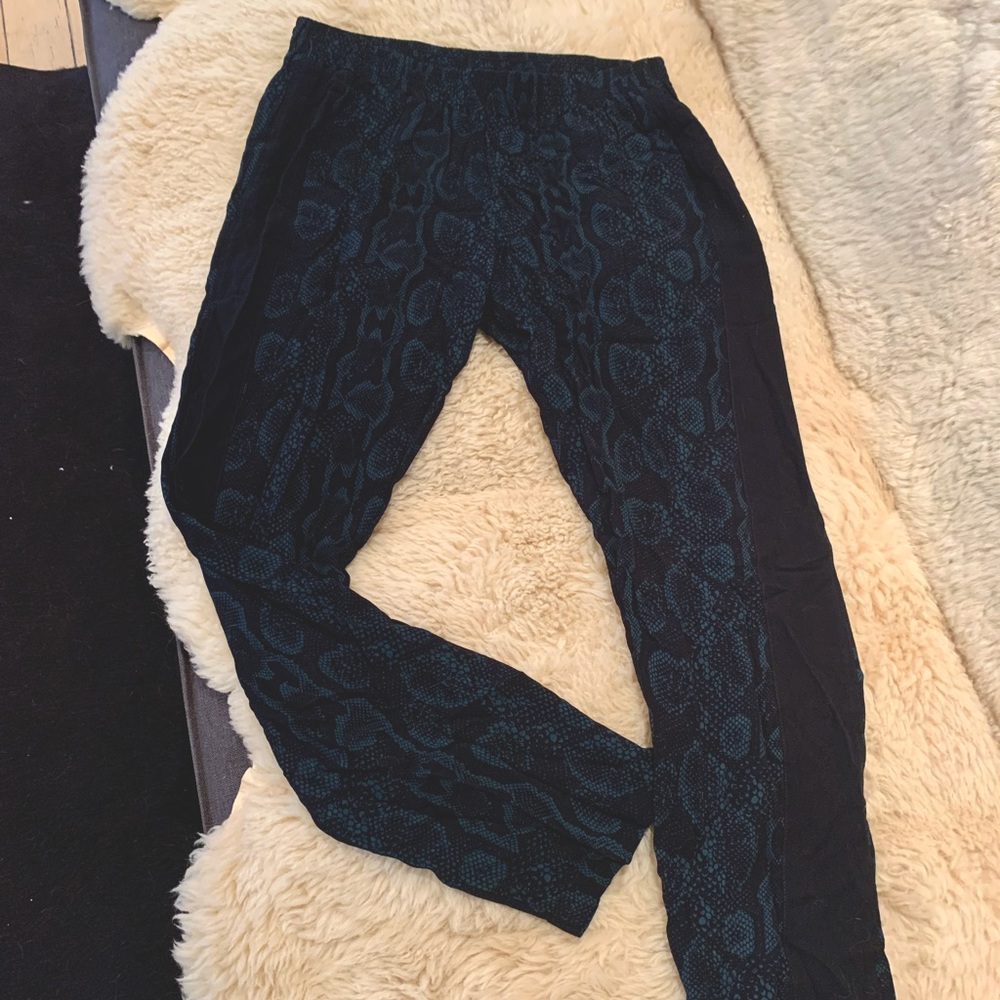 Bella Luxx Green Snake Print Pants. Size M